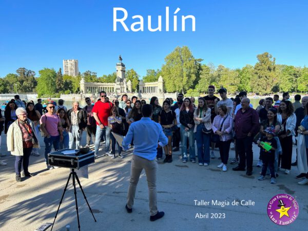 El alumno Raulín en el Parque del Retiro del Madrid. Taller de Magia de Calle. Abril 2023